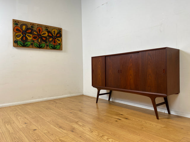 Stilvolles skandinavisches Mid-Century Highboard mit Schiebetüren & Schubladen I Vollholz in Teak I Schrank Sideboard Kommode Barschrank Anrichte Danish Design Vintage 60er
