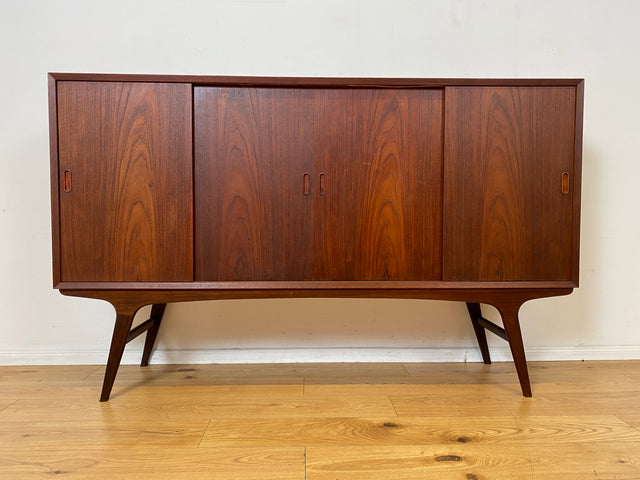 Stilvolles skandinavisches Mid-Century Highboard mit Schiebetüren & Schubladen I Vollholz in Teak I Schrank Sideboard Kommode Barschrank Anrichte Danish Design Vintage 60er