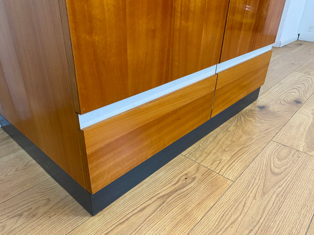 WMK I Das Glanzstück I Perfekt aufgeteilter Mid-Century Kleiderschrank aus 1967 mit Schubladen I Schrank Schlafzimmerschrank Wäscheschrank Wardrobe Vintage Retro 60er 70er I Berlin Leipzig Hamburg