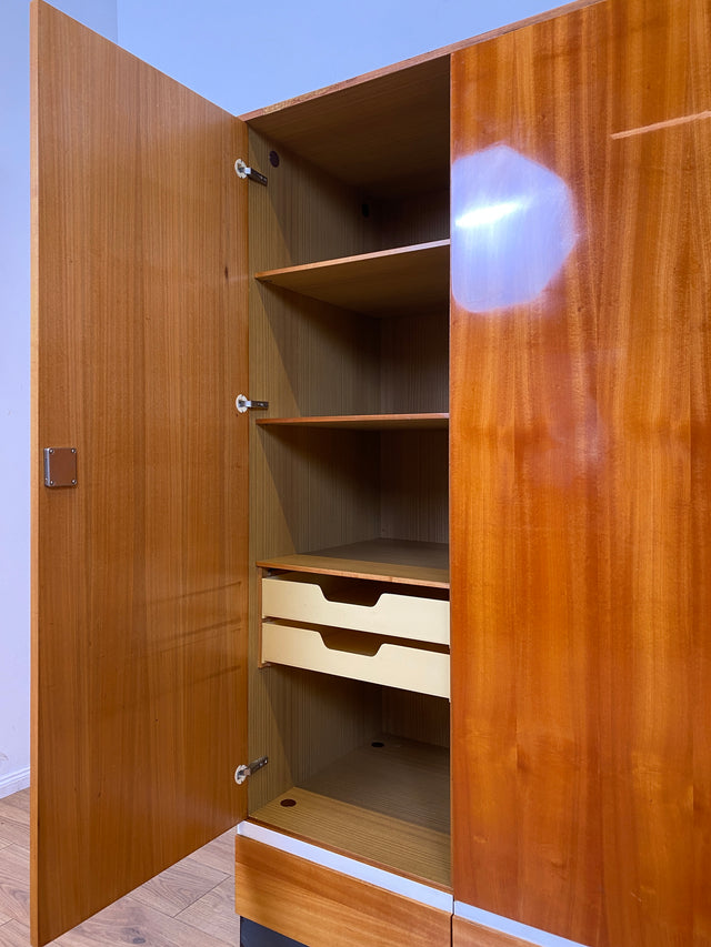 WMK I Das Glanzstück I Perfekt aufgeteilter Mid-Century Kleiderschrank aus 1967 mit Schubladen