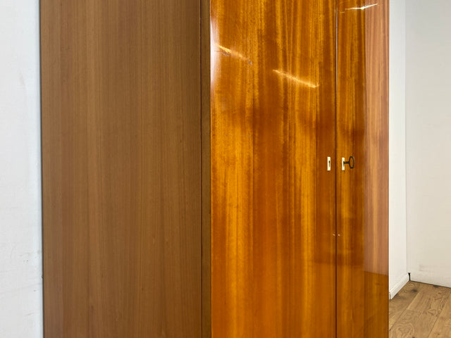 WMK I Das Glanzstück I Perfekt aufgeteilter Mid-Century Kleiderschrank aus 1967 mit Schubladen I Schrank Schlafzimmerschrank Wäscheschrank Wardrobe Vintage Retro 60er 70er I Berlin Leipzig Hamburg