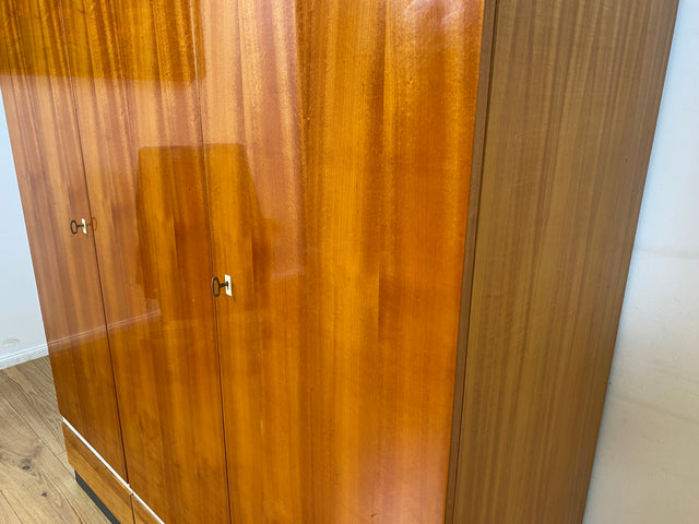 WMK I Das Glanzstück I Perfekt aufgeteilter Mid-Century Kleiderschrank aus 1967 mit Schubladen