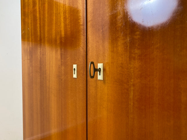 WMK I Das Glanzstück I Perfekt aufgeteilter Mid-Century Kleiderschrank aus 1967 mit Schubladen I Schrank Schlafzimmerschrank Wäscheschrank Wardrobe Vintage Retro 60er 70er I Berlin Leipzig Hamburg