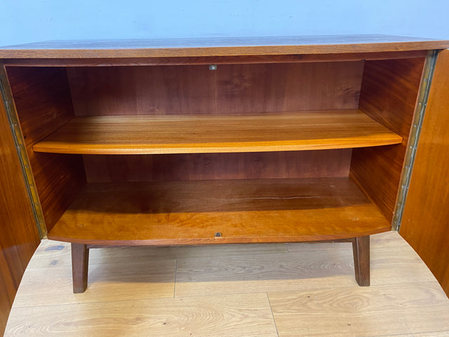 WMK I Formschöne und geräumige Mid-Century Kommode mit zeittypischen konischen Füßen I Sideboard Schrank Anrichte Wäschekommode TV Lowboard Rockabilly Vintage 50er 60er I Berlin Leverkusen Wiesbaden
