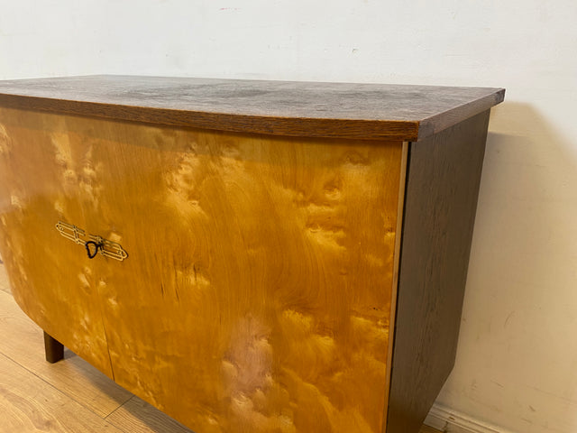 WMK I Formschöne und geräumige Mid-Century Kommode mit zeittypischen konischen Füßen I Sideboard Schrank Anrichte Wäschekommode TV Lowboard Rockabilly Vintage 50er 60er I Berlin Leverkusen Wiesbaden