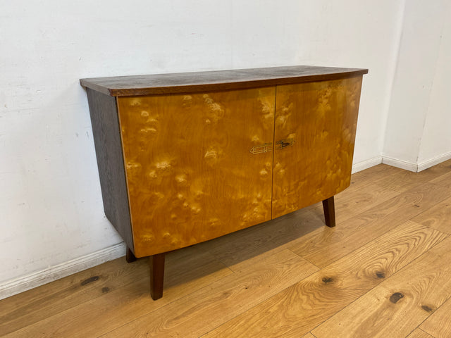 WMK I Formschöne und geräumige Mid-Century Kommode mit zeittypischen konischen Füßen I Sideboard Schrank Anrichte Wäschekommode TV Lowboard Rockabilly Vintage 50er 60er I Berlin Leverkusen Wiesbaden