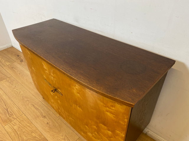 WMK I Formschöne und geräumige Mid-Century Kommode mit zeittypischen konischen Füßen I Sideboard Schrank Anrichte Wäschekommode TV Lowboard Rockabilly Vintage 50er 60er I Berlin Leverkusen Wiesbaden