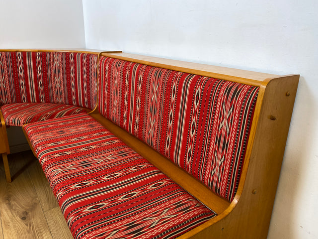 WMK I Besonders schöne Mid-Century Kücheneckbank mit rotem Originalbezug und praktischen Staufächern