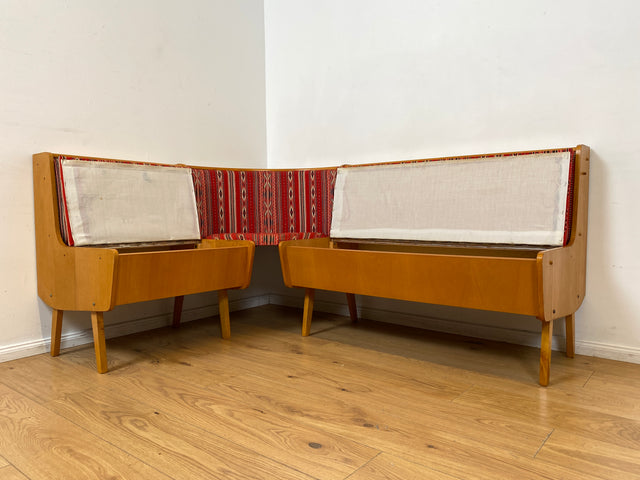 WMK I Besonders schöne Mid-Century Kücheneckbank mit rotem Originalbezug und praktischen Staufächern