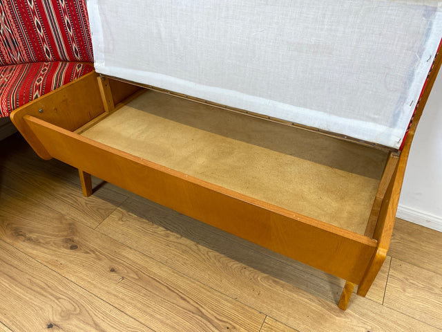 WMK I Besonders schöne Mid-Century Kücheneckbank mit rotem Originalbezug und praktischen Staufächern
