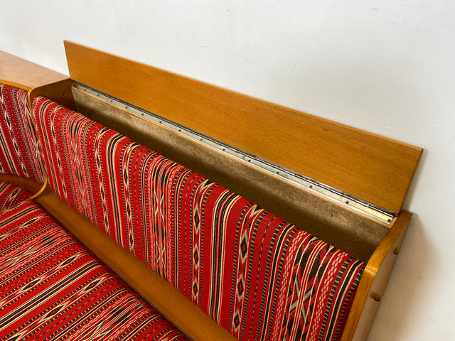 WMK I Besonders schöne Mid-Century Kücheneckbank mit rotem Originalbezug und praktischen Staufächern