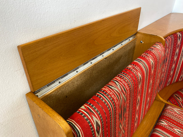 WMK I Besonders schöne Mid-Century Kücheneckbank mit rotem Originalbezug und praktischen Staufächern