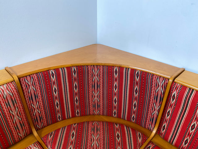 WMK I Besonders schöne Mid-Century Kücheneckbank mit rotem Originalbezug und praktischen Staufächern