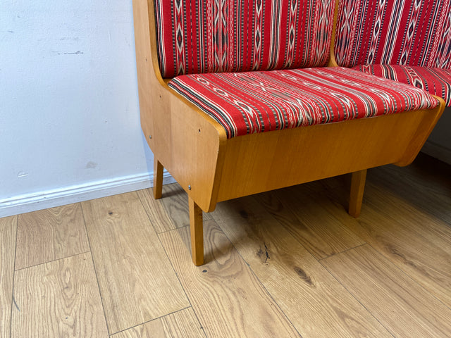WMK I Besonders schöne Mid-Century Kücheneckbank mit rotem Originalbezug und praktischen Staufächern
