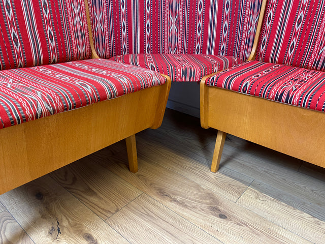 WMK I Besonders schöne Mid-Century Kücheneckbank mit rotem Originalbezug und praktischen Staufächern