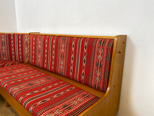 WMK I Besonders schöne Mid-Century Kücheneckbank mit rotem Originalbezug und praktischen Staufächern