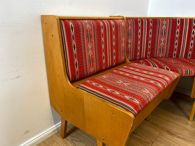 WMK I Besonders schöne Mid-Century Kücheneckbank mit rotem Originalbezug und praktischen Staufächern