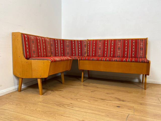 WMK I Besonders schöne Mid-Century Kücheneckbank mit rotem Originalbezug und praktischen Staufächern