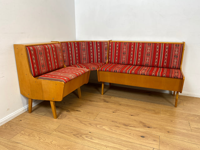 WMK I Besonders schöne Mid-Century Kücheneckbank mit rotem Originalbezug und praktischen Staufächern