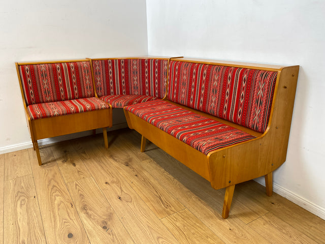 WMK I Besonders schöne Mid-Century Kücheneckbank mit rotem Originalbezug und praktischen Staufächern