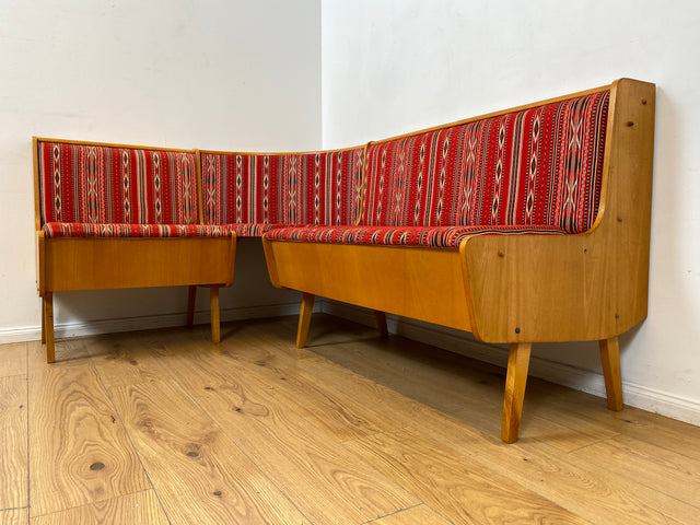 WMK I Besonders schöne Mid-Century Kücheneckbank mit rotem Originalbezug und praktischen Staufächern