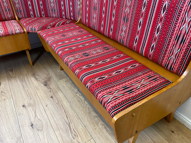 WMK I Besonders schöne Mid-Century Kücheneckbank mit rotem Originalbezug und praktischen Staufächern