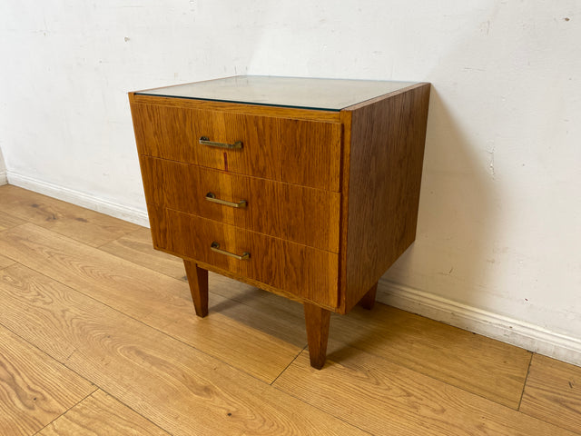 WMK I Stilvoller Mid-Century Nachttisch aus 1965 in Eiche mit Schubladen und Messinggriffen