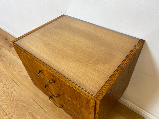 WMK I Stilvoller Mid-Century Nachttisch aus 1965 in Eiche mit Schubladen und Messinggriffen