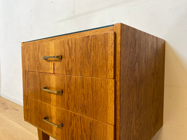 WMK I Stilvoller Mid-Century Nachttisch aus 1965 in Eiche mit Schubladen und Messinggriffen