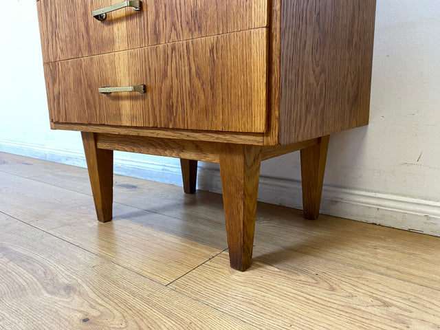 WMK I Stilvoller Mid-Century Nachttisch aus 1965 in Eiche mit Schubladen und Messinggriffen