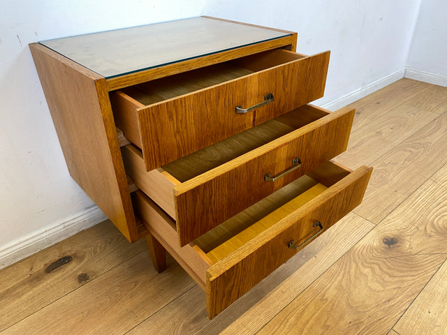 WMK I Stilvoller Mid-Century Nachttisch aus 1965 in Eiche mit Schubladen und Messinggriffen