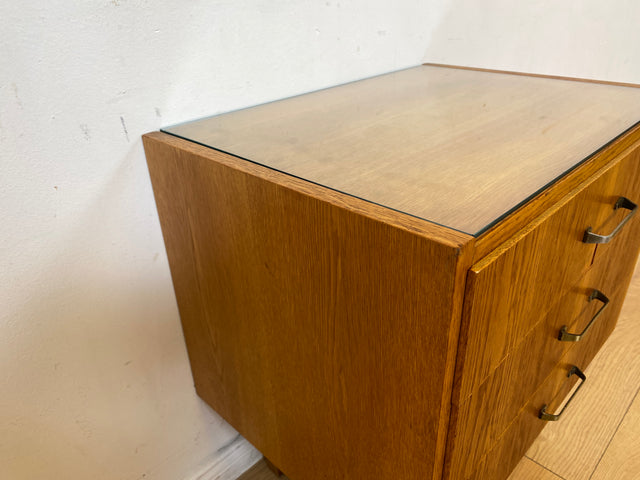 WMK I Stilvoller Mid-Century Nachttisch aus 1965 in Eiche mit Schubladen und Messinggriffen
