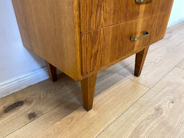 WMK I Stilvoller Mid-Century Nachttisch aus 1965 in Eiche mit Schubladen und Messinggriffen