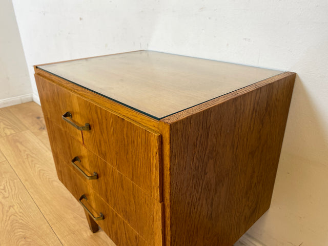 WMK I Stilvoller Mid-Century Nachttisch aus 1965 in Eiche mit Schubladen und Messinggriffen