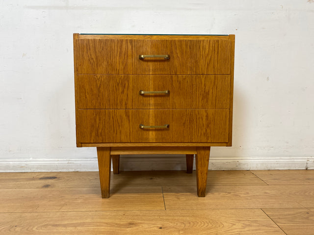 WMK I Stilvoller Mid-Century Nachttisch aus 1965 in Eiche mit Schubladen und Messinggriffen
