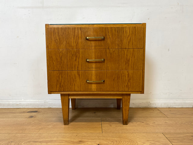 WMK I Stilvoller Mid-Century Nachttisch aus 1965 in Eiche mit Schubladen und Messinggriffen