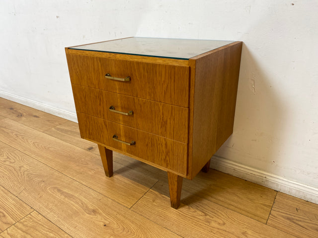 WMK I Stilvoller Mid-Century Nachttisch aus 1965 in Eiche mit Schubladen und Messinggriffen