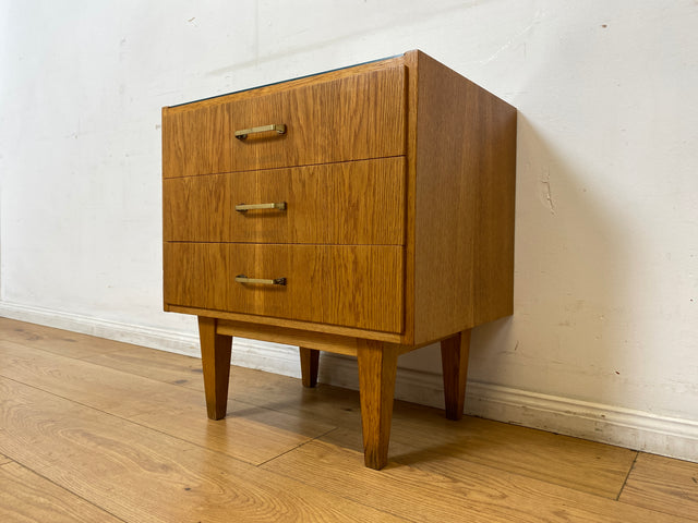 WMK I Stilvoller Mid-Century Nachttisch aus 1965 in Eiche mit Schubladen und Messinggriffen