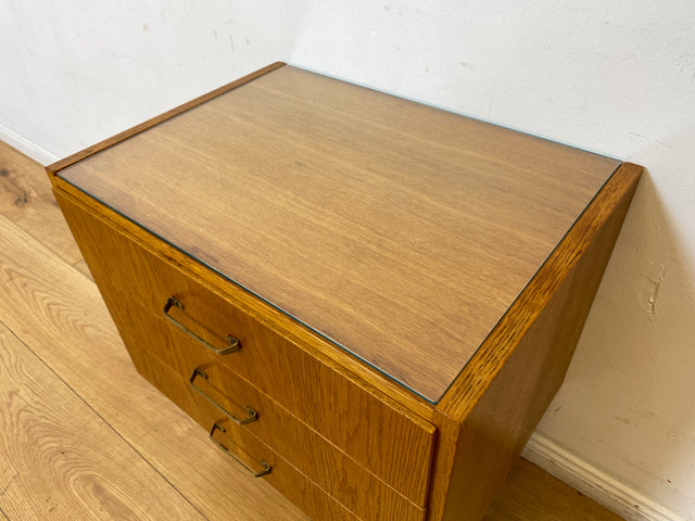 WMK I Stilvoller Mid-Century Nachttisch aus 1965 in Eiche mit Schubladen und Messinggriffen
