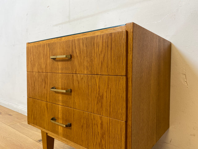 WMK I Stilvoller Mid-Century Nachttisch aus 1965 in Eiche mit Schubladen und Messinggriffen