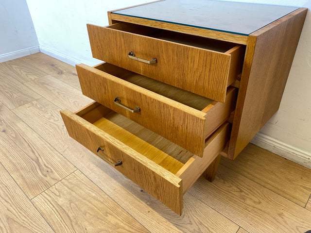 WMK I Stilvoller Mid-Century Nachttisch aus 1965 in Eiche mit Schubladen und Messinggriffen