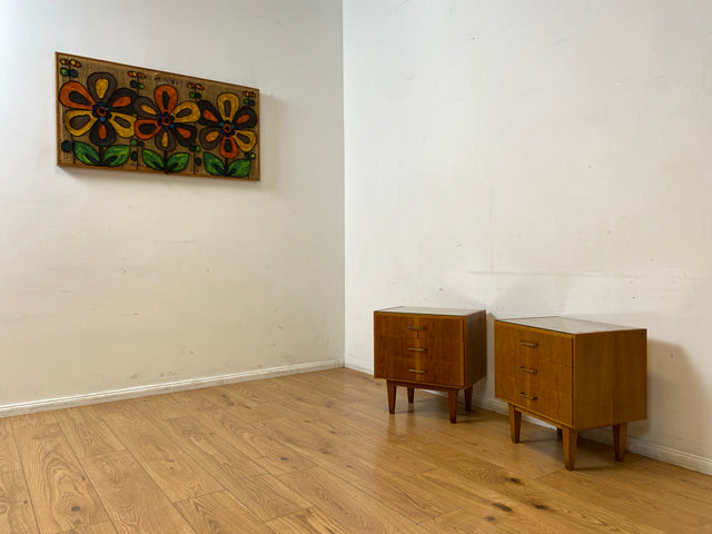 WMK I Stilvoller Mid-Century Nachttisch aus 1965 in Eiche mit Schubladen und Messinggriffen