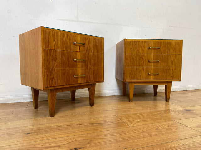 WMK I Stilvoller Mid-Century Nachttisch aus 1965 in Eiche mit Schubladen und Messinggriffen