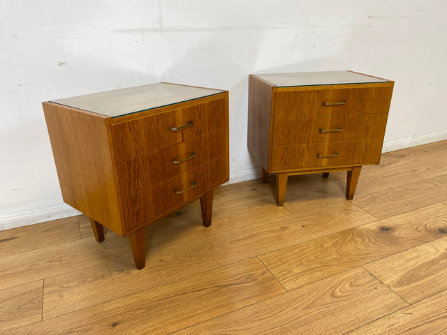 WMK I Stilvoller Mid-Century Nachttisch aus 1965 in Eiche mit Schubladen und Messinggriffen