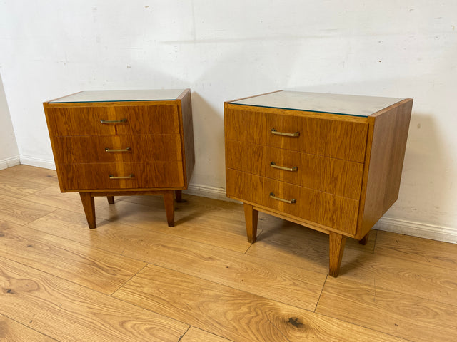 WMK I Stilvoller Mid-Century Nachttisch aus 1965 in Eiche mit Schubladen und Messinggriffen