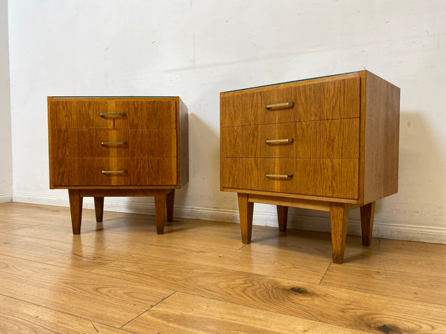 WMK I Stilvoller Mid-Century Nachttisch aus 1965 in Eiche mit Schubladen und Messinggriffen