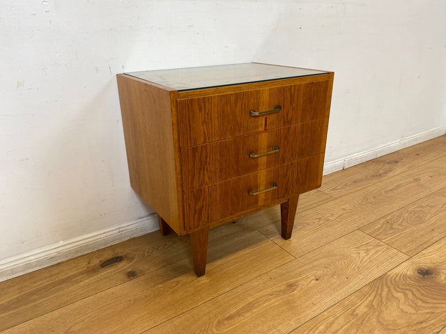 WMK I Stilvoller Mid-Century Nachttisch aus 1965 in Eiche mit Schubladen und Messinggriffen