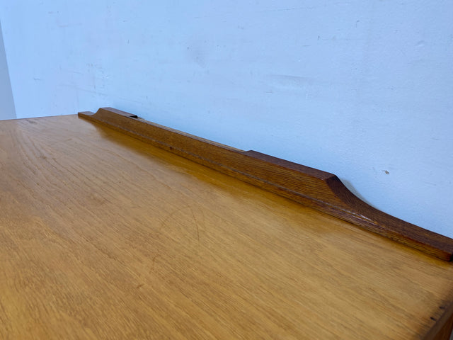 WMK I Formschönes Mid-Century Sideboard , Vollholz in Eiche, mit Schubladen