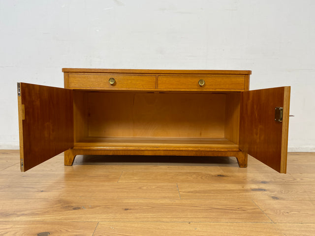 WMK I Formschönes Mid-Century Sideboard , Vollholz in Eiche, mit Schubladen