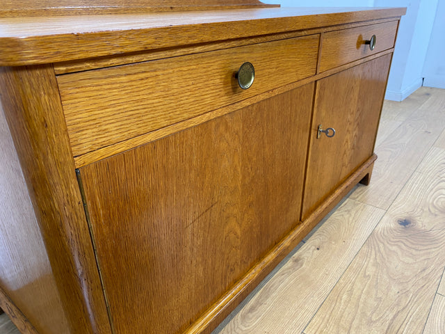 WMK I Formschönes Mid-Century Sideboard , Vollholz in Eiche, mit Schubladen